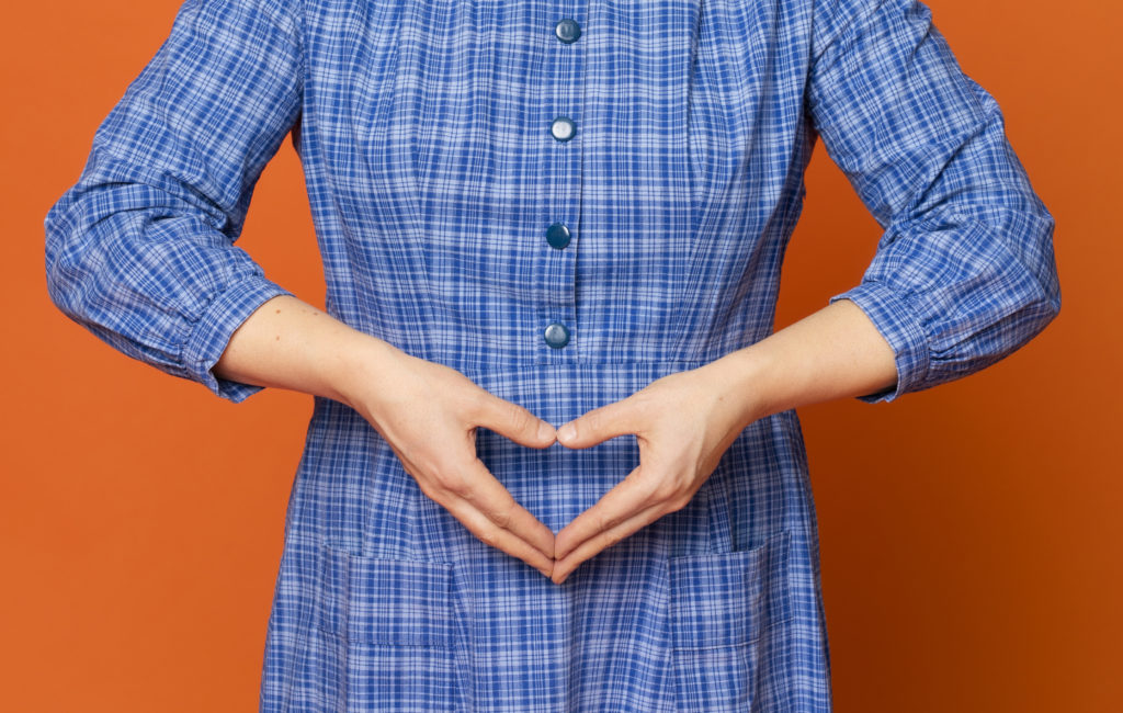 Marttamekossa esiintyvä henkilö tekee sydän-käsimerkin. Henkilön kasvot on rajattu pois kuvasta.